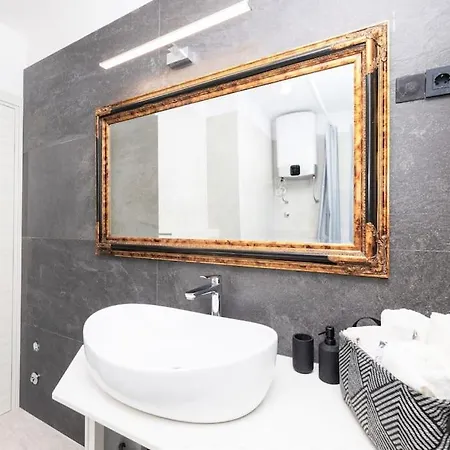 New Lux With Private Bathroom Full Privacy Split